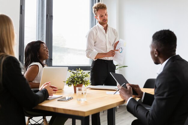 Vista frontale di lavoro durante il concetto covid