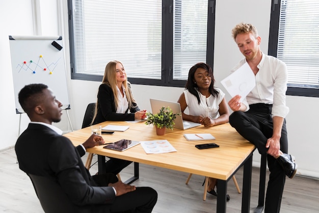 Vista frontale di lavoro durante il concetto covid