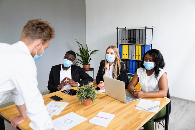 Vista frontale di lavoro durante il concetto covid