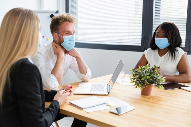 Vista frontale di lavoro durante il concetto covid