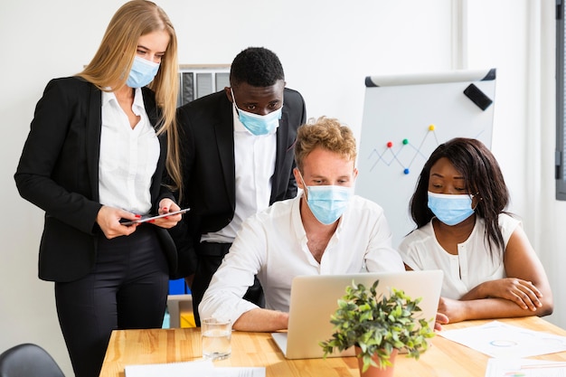 Vista frontale di lavoro durante il concetto covid