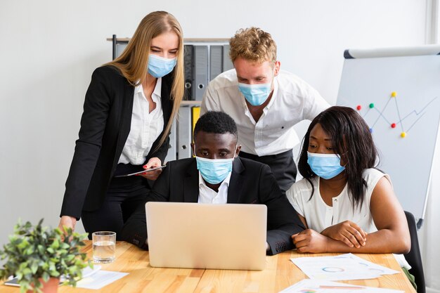 Vista frontale di lavoro durante il concetto covid