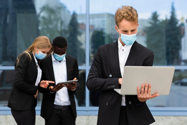 Vista frontale di lavoro durante il concetto covid