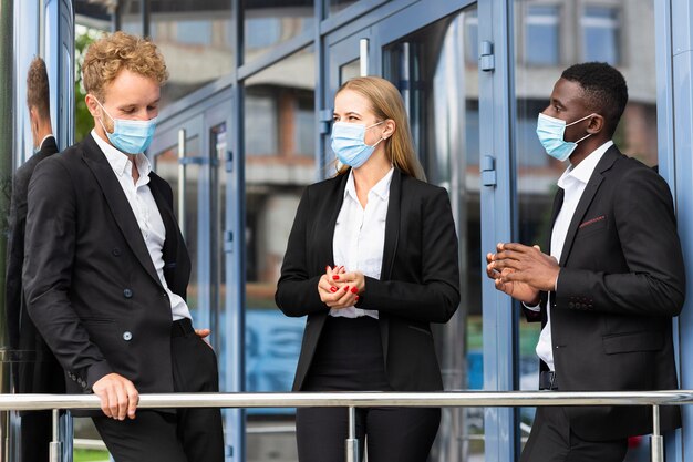 Vista frontale di lavoro durante il concetto covid