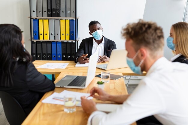 Vista frontale di lavoro durante il concetto covid