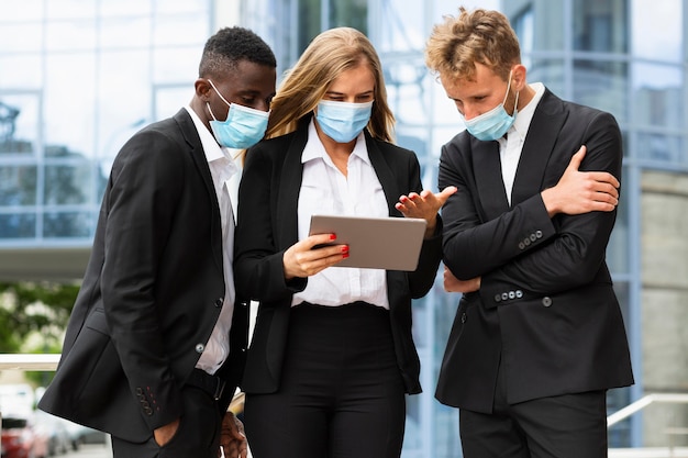 Vista frontale di lavoro durante il concetto covid