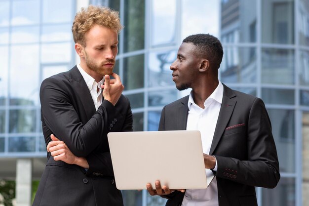 Vista frontale di lavoro durante il concetto covid