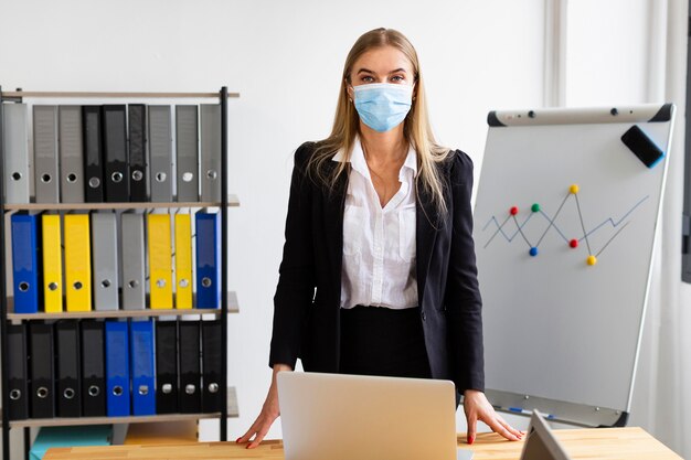 Vista frontale di lavoro durante il concetto covid