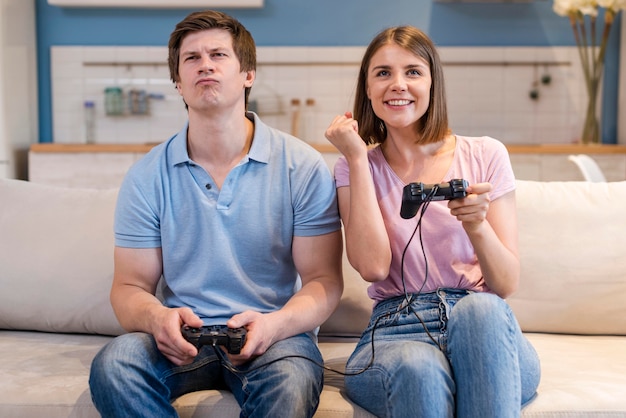 Vista frontale di mamma e papà che giocano ai videogiochi