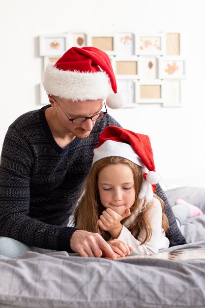 Vista frontale di padre e figlia con il Natale