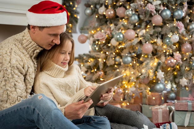 Vista frontale di padre e figlia su tablet