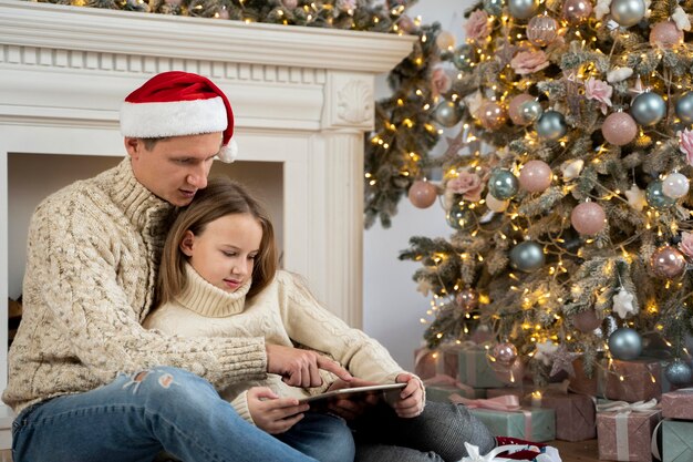 Vista frontale di padre e figlia su tablet