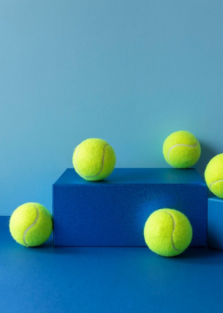 Vista frontale di palline da tennis in forma