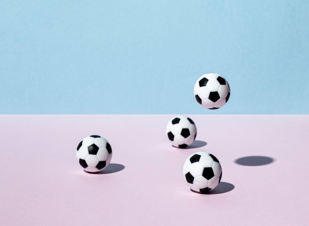 Vista frontale di palloni da calcio che rimbalzano