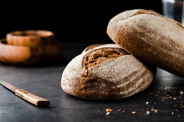 Vista frontale di pane e coltello sul tavolo