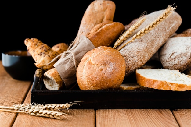 Vista frontale di pane sulla tavola di legno