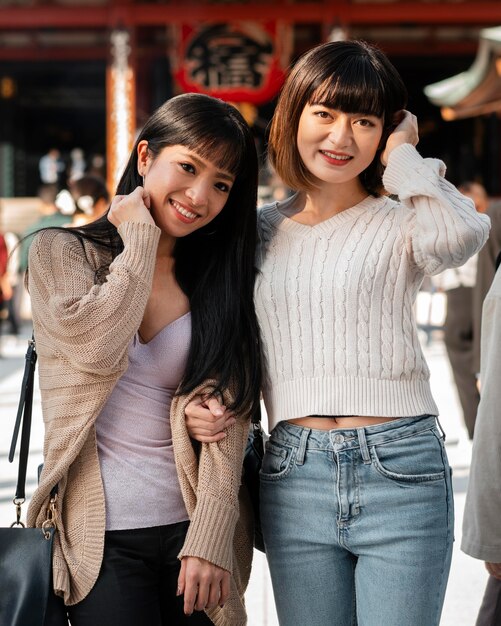 Vista frontale di ragazze abbastanza asiatiche insieme