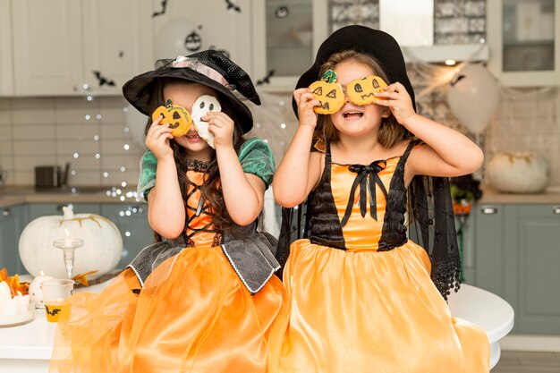 Vista frontale di ragazze carine con costume da strega