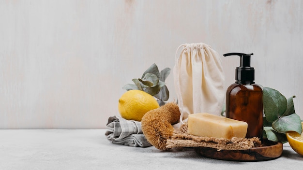 Vista frontale di sapone fatto in casa e olio per il corpo