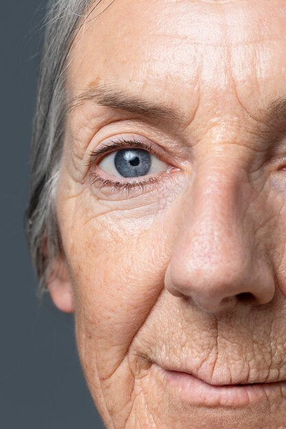 Vista frontale di struttura della pelle della donna anziana