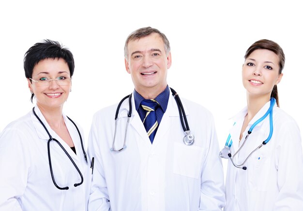 Vista frontale di tre medici felici che stanno insieme