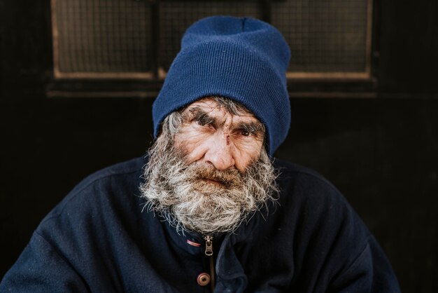 Vista frontale di un senzatetto con la barba