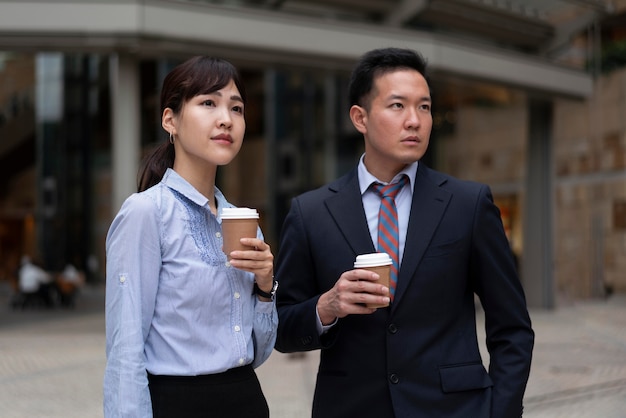 Vista frontale di un uomo e di una donna con una tazza di caffè