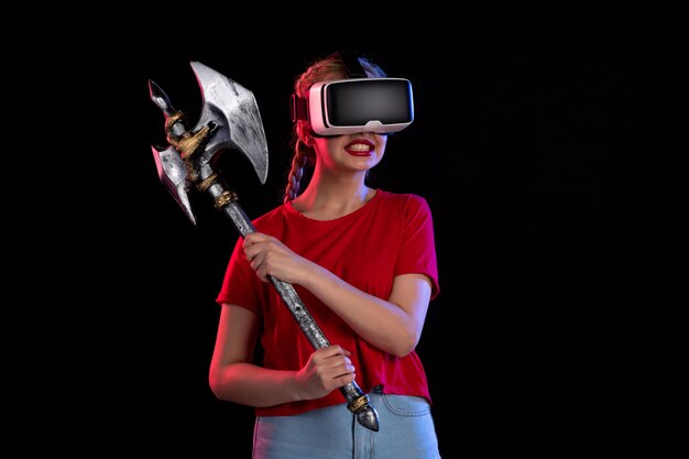 Vista frontale di una bella donna che gioca a vr su nero