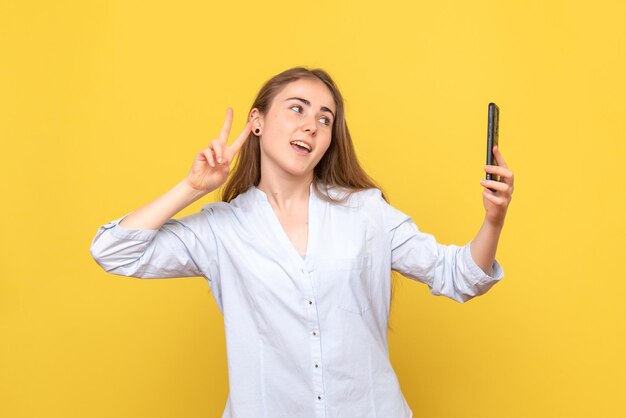 Vista frontale di una bella donna che si fa selfie