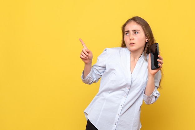 Vista frontale di una bella donna che tiene in mano un telefono