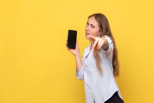 Vista frontale di una bella donna che tiene in mano un telefono