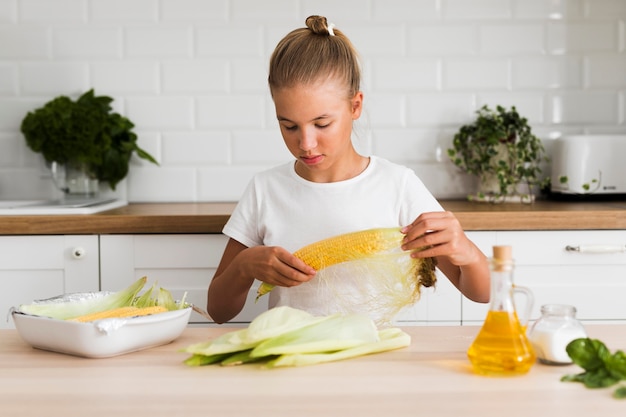 Vista frontale di una bella ragazza in cucina