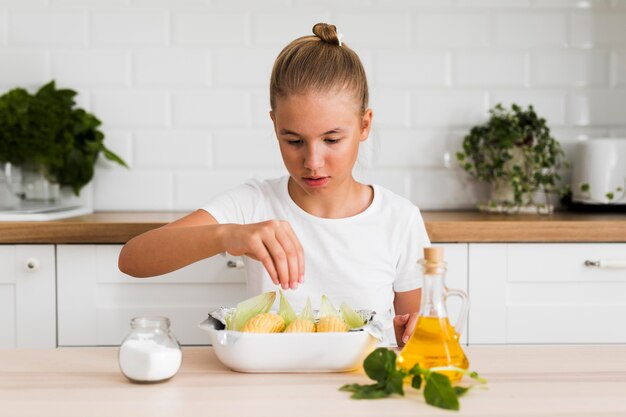 Vista frontale di una bella ragazza in cucina