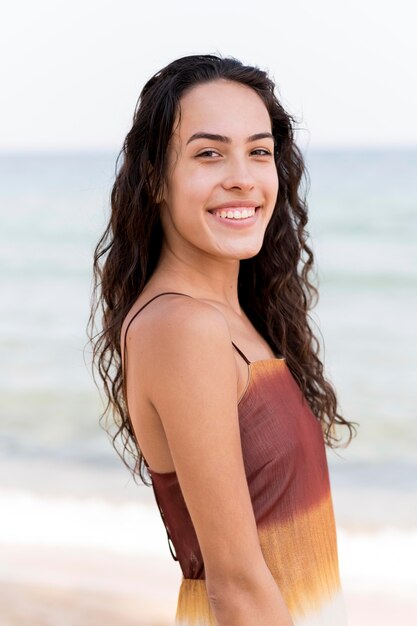 Vista frontale di una bella ragazza in spiaggia