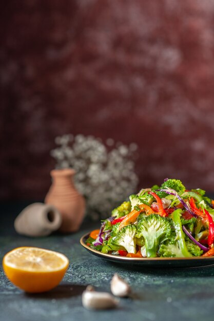 Vista frontale di una deliziosa insalata vegana con ingredienti freschi in un piatto