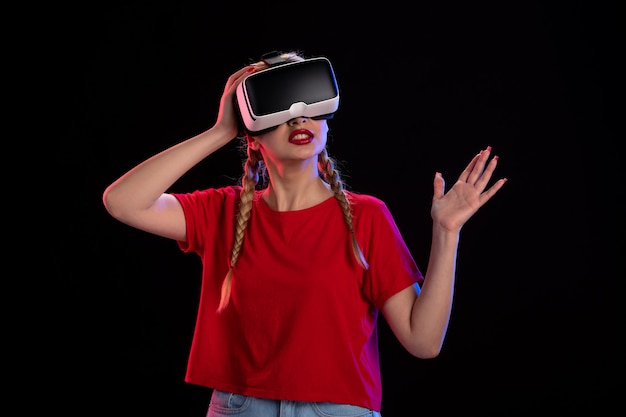 Vista frontale di una giovane donna che gioca vr su ultrasuoni visivi a tecnologia oscura