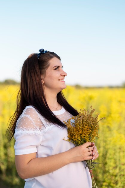 Vista frontale di una giovane donna che osserva via