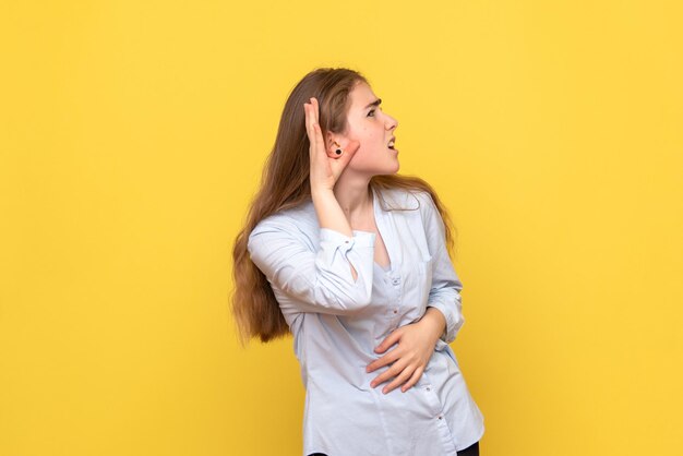 Vista frontale di una giovane donna in ascolto