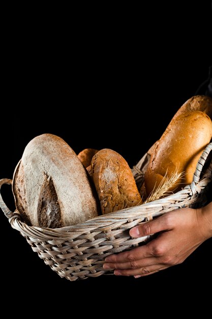 Vista frontale di una mano che tiene un cestino del pane