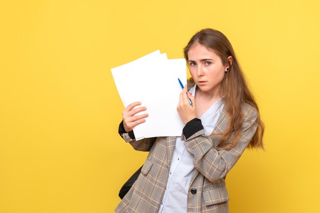 Vista frontale di una studentessa con documenti