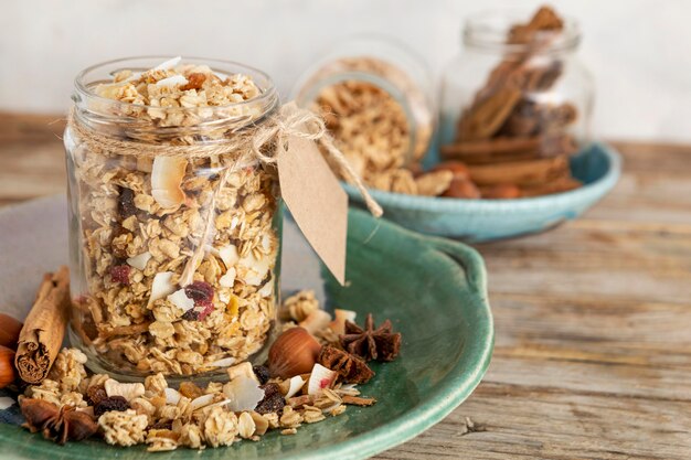 Vista frontale di vasetti trasparenti sulla piastra con cereali per la colazione e tag