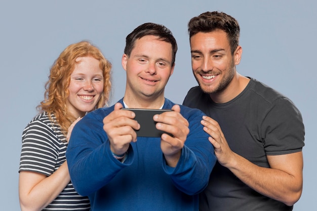 Vista frontale diverse persone che prendono un selfie