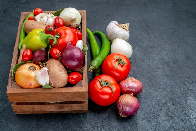 Vista frontale diverse verdure fresche sul tavolo scuro insalata fresca di verdure mature