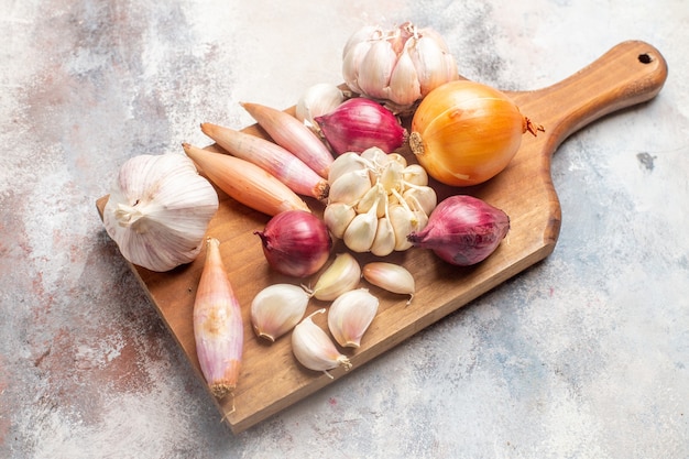 Vista frontale diversi ingredienti cipolle e aglio