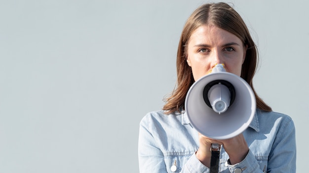 Vista frontale donna con megafono