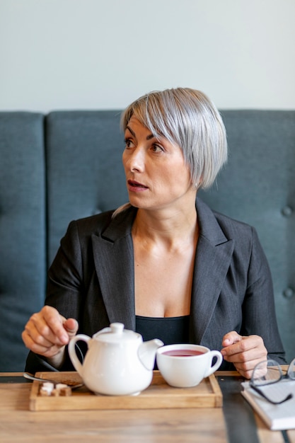 Vista frontale donna d'affari in pausa