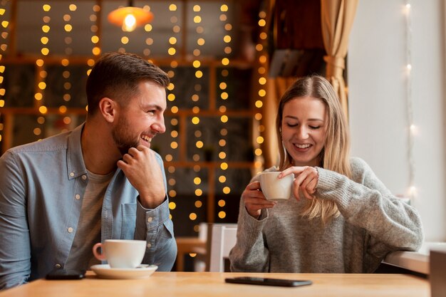 Vista frontale donna e uomo al ristorante