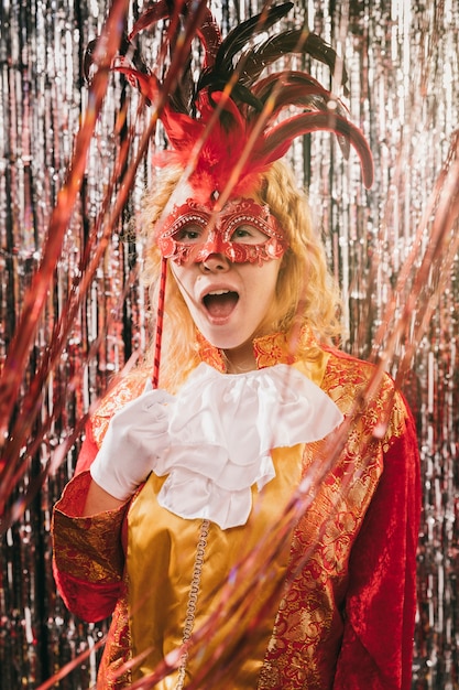 Vista frontale donna in costume alla festa di carnevale