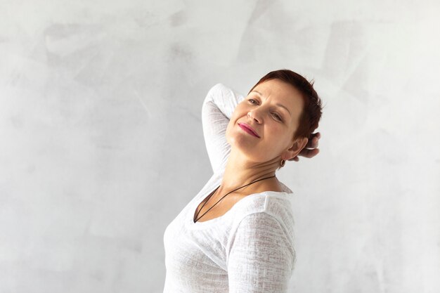 Vista frontale donna sicura con i capelli corti