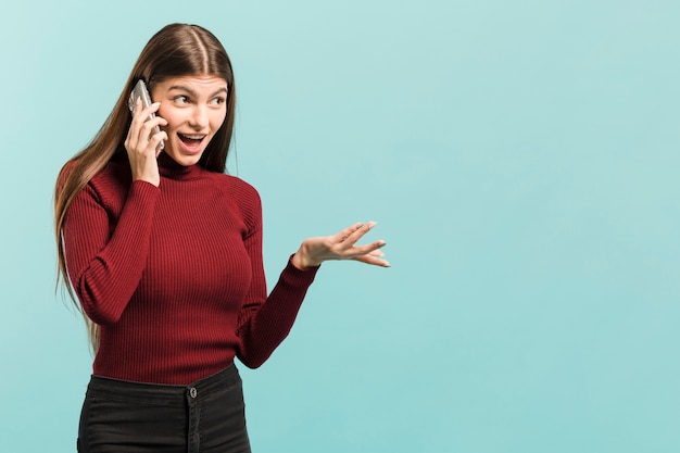 Vista frontale donna sul suo telefono